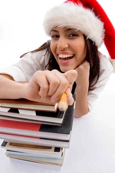 Веселая студентка в рождественской шляпе — стоковое фото