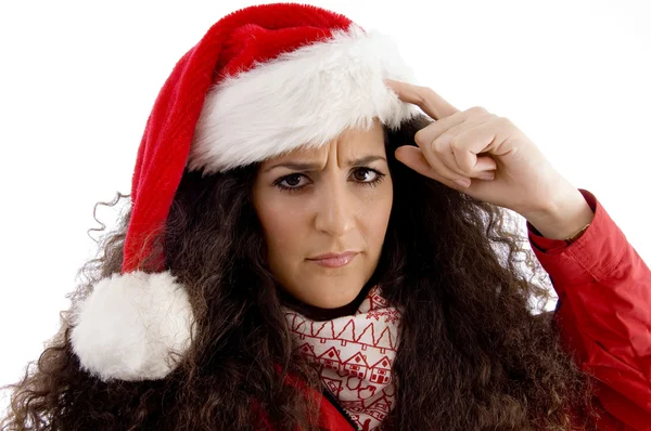 Denkende junge Frau mit Weihnachtsmütze — Stockfoto
