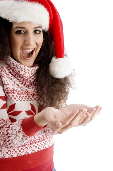 Vrouw met kerst hoed en open palmen — Stockfoto