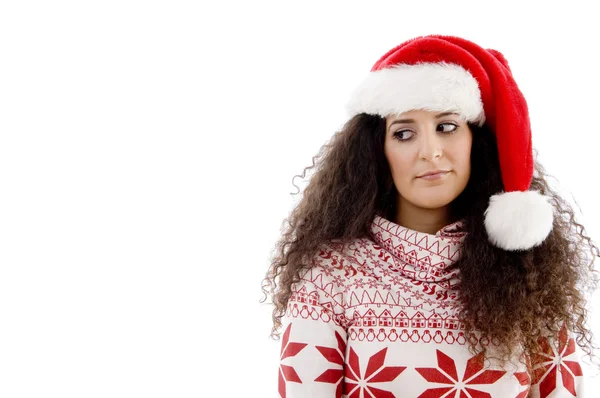 Frau mit Weihnachtsmütze schaut zur Seite — Stockfoto