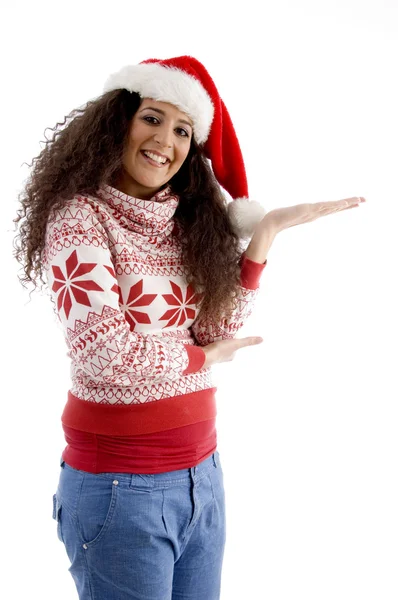 微笑戴圣诞帽的年轻女性 — 图库照片