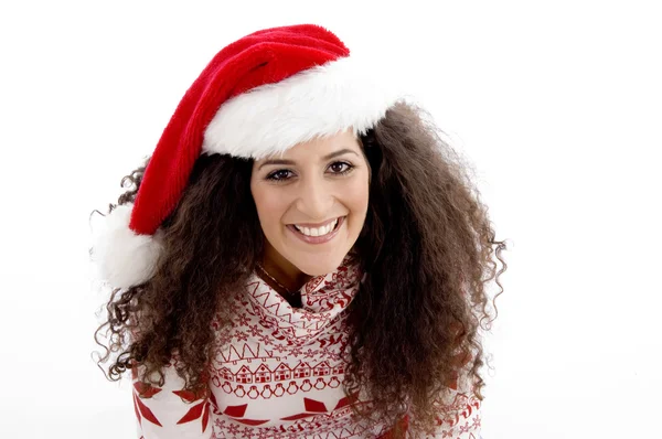 Młoda kobieta z hat Bożego Narodzenia, uśmiechając się — Zdjęcie stockowe