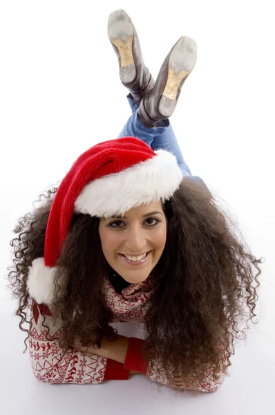 クリスマスの帽子を持つ若い女性笑みを浮かべて — ストック写真