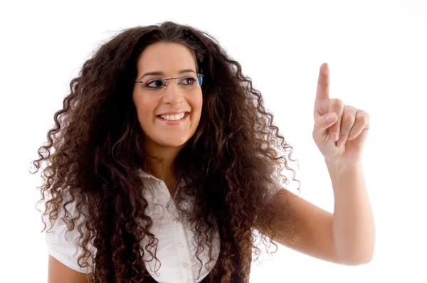 Латиноамериканського жінка позує з Кучеряве волосся — стокове фото