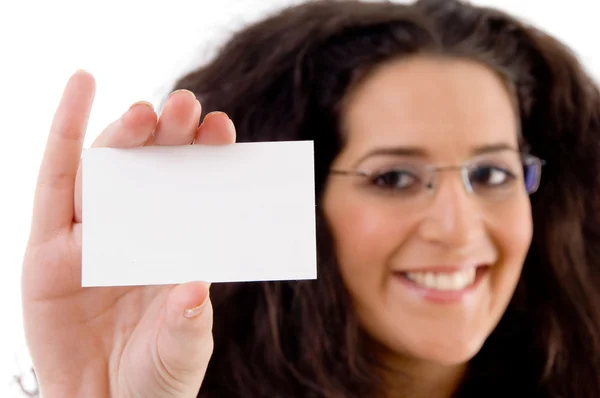 Empresária mostrando cartão de visita — Fotografia de Stock