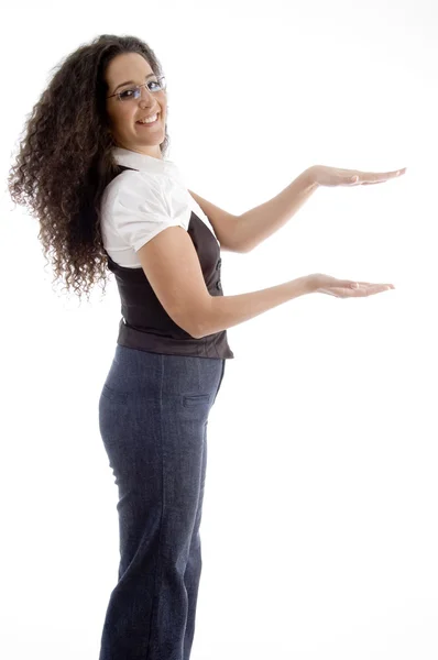 Kvinna poserar som att hålla något — Stockfoto