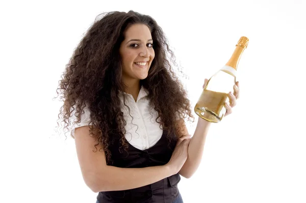 Mujer joven sosteniendo botella de vino — Foto de Stock