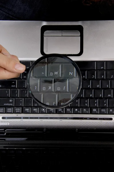 Vista de perto do teclado através da lente — Fotografia de Stock