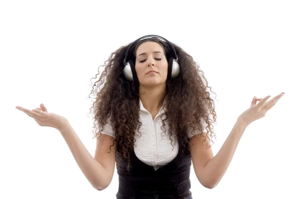 Lateinische junge Frau meditiert in Musik — Stockfoto