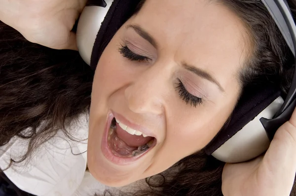 Jolie femme appréciant la musique forte — Photo