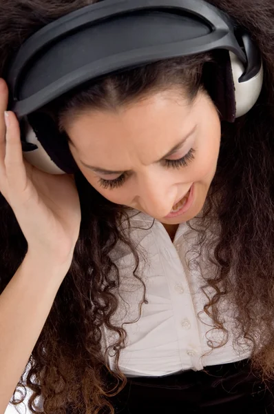 Vacker kvinna njuter av hög musik — Stockfoto