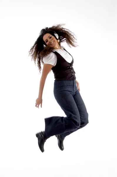 Vrouw genieten van muziek, jumping in vreugde — Stockfoto