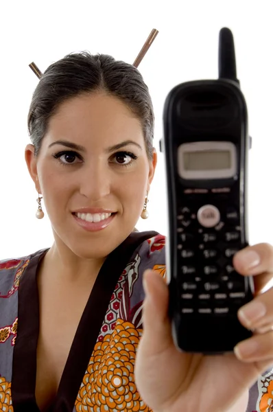 Mulher atraente mostrando telefone celular — Fotografia de Stock
