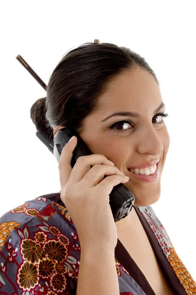 Mujer hablando en el móvil — Foto de Stock