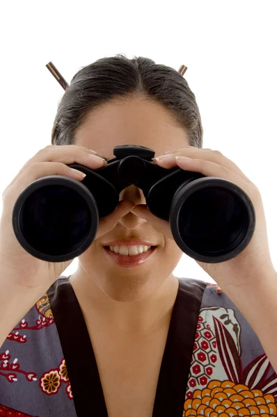 Vrouw kijkt door een verrekijker — Stockfoto