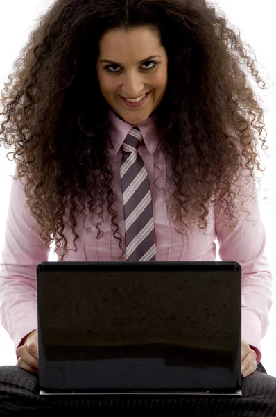 Dizüstü bilgisayarda çalışan genç iş kadını. — Stok fotoğraf
