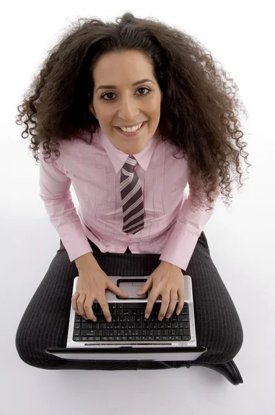 Młoda bizneswoman pracująca na laptopie — Zdjęcie stockowe