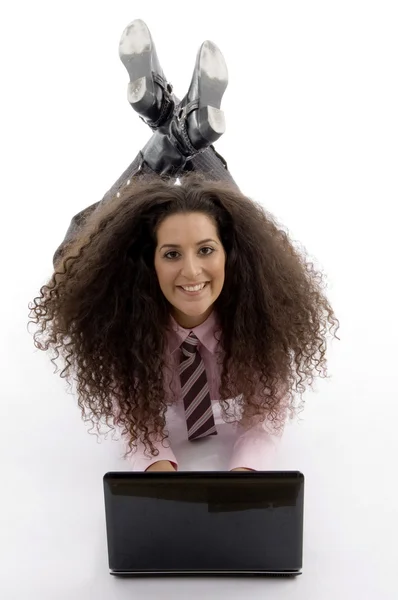 Giovane donna d'affari sdraiata con laptop — Foto Stock
