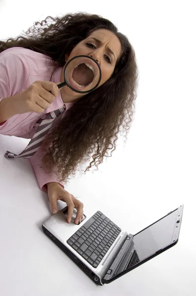 笔记本电脑和放大嘴里的女人 — 图库照片