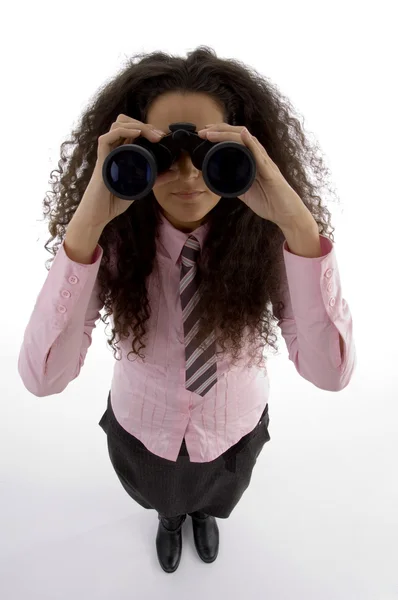 Mulher de negócios usando um par de binóculos — Fotografia de Stock