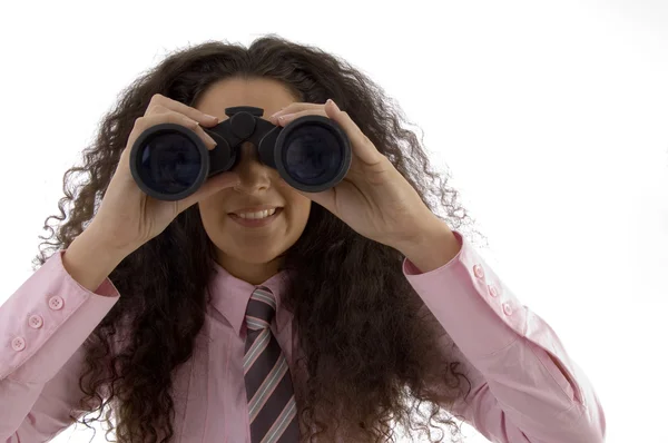 Mujer joven viendo a través de prismáticos —  Fotos de Stock