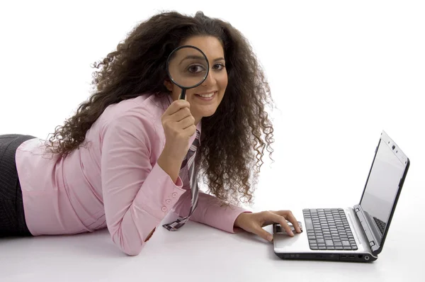 Giovane donna d'affari che lavora su laptop — Foto Stock