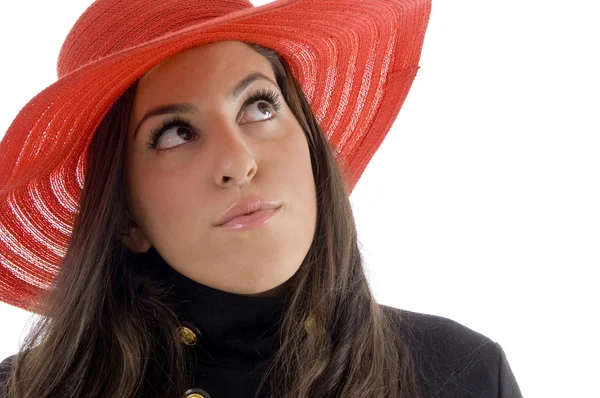 Kvinna som bär hatt titta uppåt — Stockfoto