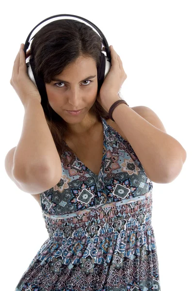 Νεαρές με ακουστικά που παρουσιάζουν — Φωτογραφία Αρχείου