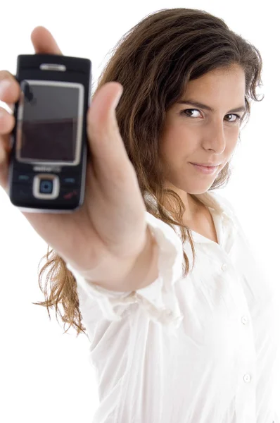 Mulher jovem mostrando telefone celular — Fotografia de Stock
