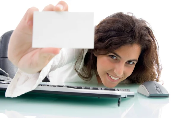 Vrouw toont haar visitekaartje — Stockfoto