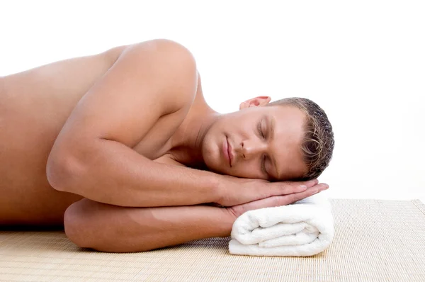Молодой мужчина без рубашки спит на коврике — стоковое фото