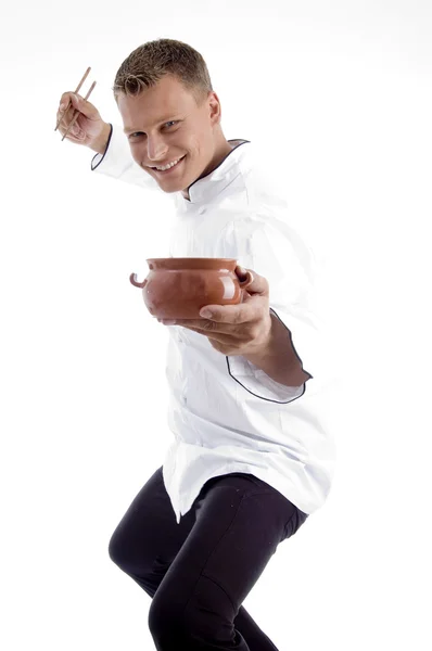 Hezký šéfkuchař pózuje s nádobím — Stock fotografie