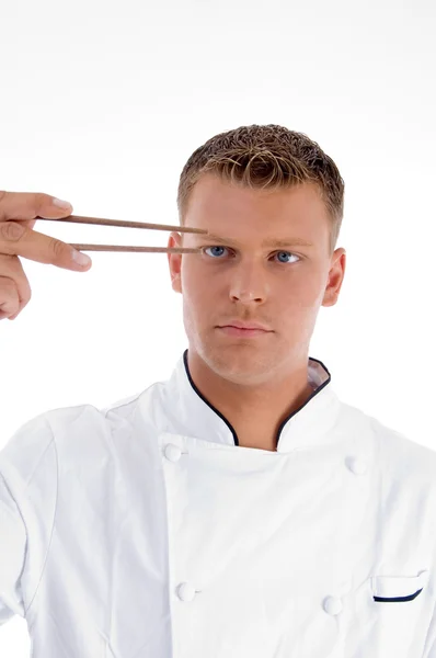 Erkek aşçı yemek çubukları arıyor — Stok fotoğraf