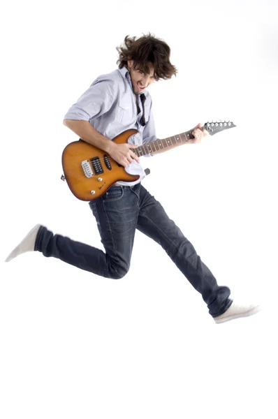 Стрибки молодого чоловіка з гітарою — стокове фото