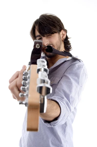 Bonito homem apontando com guitarra — Fotografia de Stock