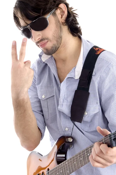 Guy che tiene la chitarra, gesticolando vittoria — Foto Stock