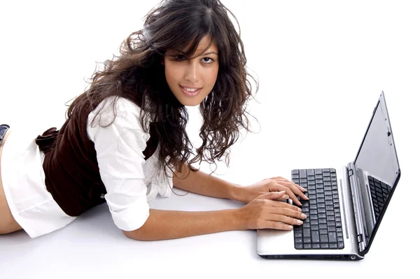 Jonge vrouwelijke operationele laptop — Stockfoto