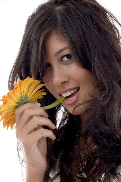 Güzel genç kadın, ağız içinde çiçek — Stok fotoğraf