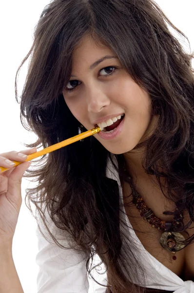 Jovem fêmea com lápis na boca — Fotografia de Stock
