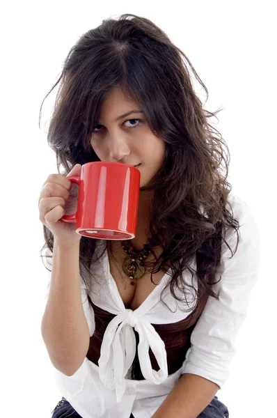 Sexig tonåring poserar med kaffe mugg — Stockfoto
