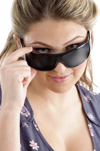 Bonito modelo segurando óculos de sol — Fotografia de Stock