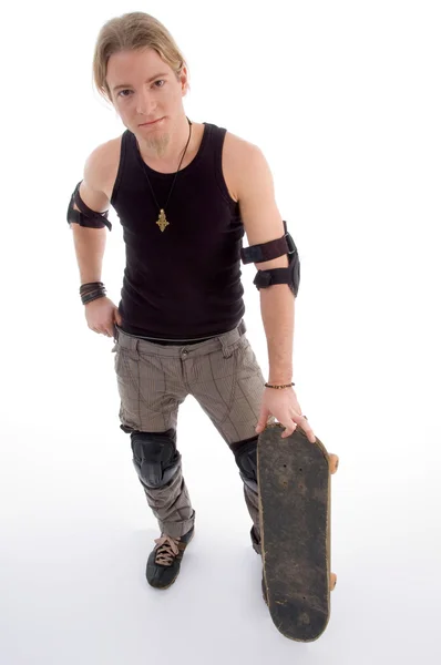 Stilig kille står med skateboard — Stockfoto