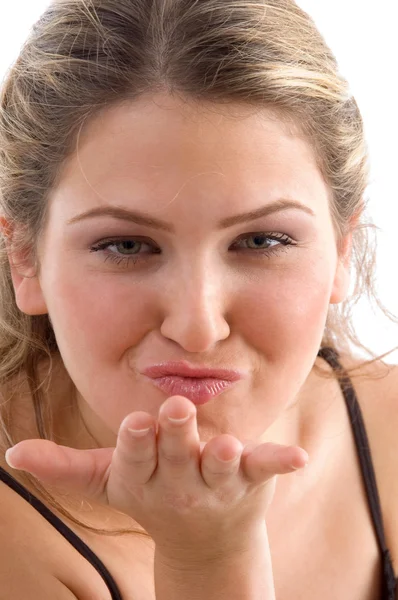 Pretty woman giving flying kiss — Stock Photo, Image