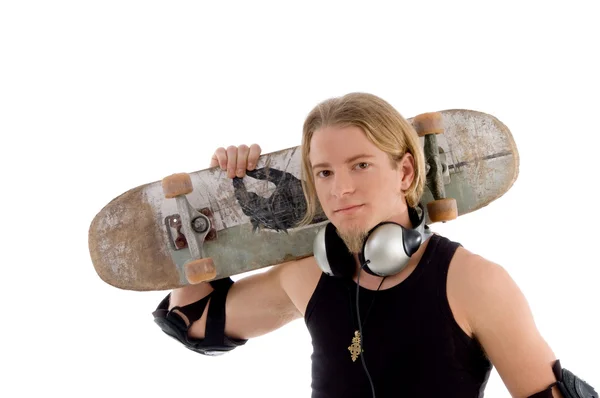 Knappe man bedrijf skateboard — Stockfoto