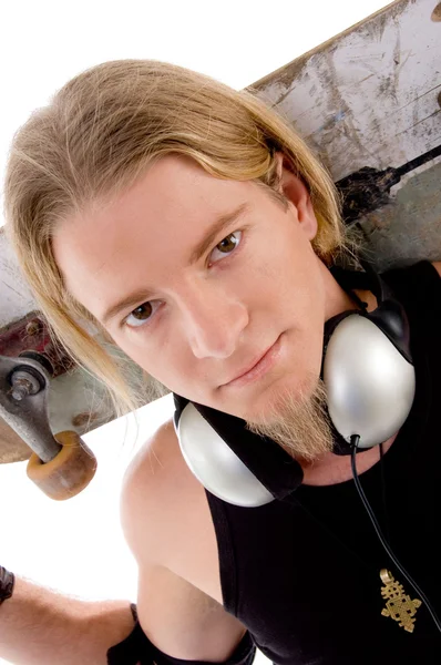 Närbild på stilig kille med skateboard — Stockfoto