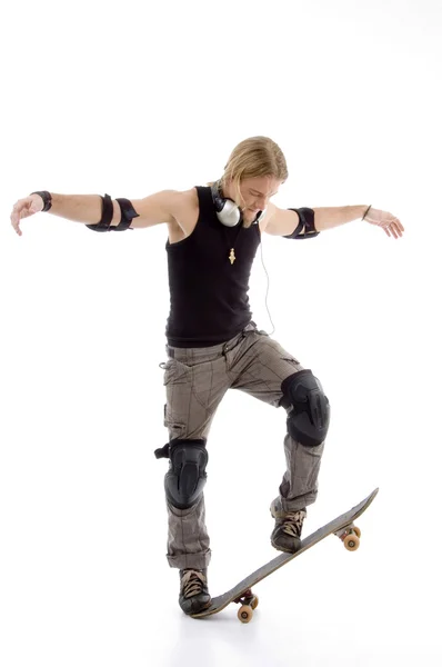 Äventyrlig kille balansera på skateboard — Stockfoto