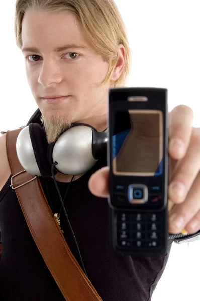 Beau étudiant montrant son téléphone portable — Photo