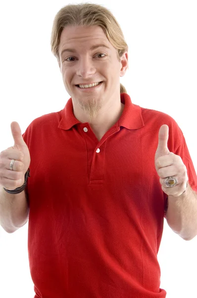 Щасливий чоловік в червоному показує великі пальці вгору — стокове фото