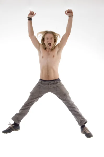 Shirtless chlap skákat vysoko v radosti — Stock fotografie