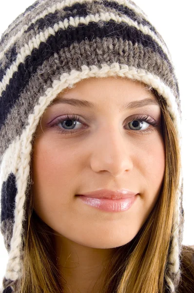 Primo piano di bella femmina in berretto — Foto Stock